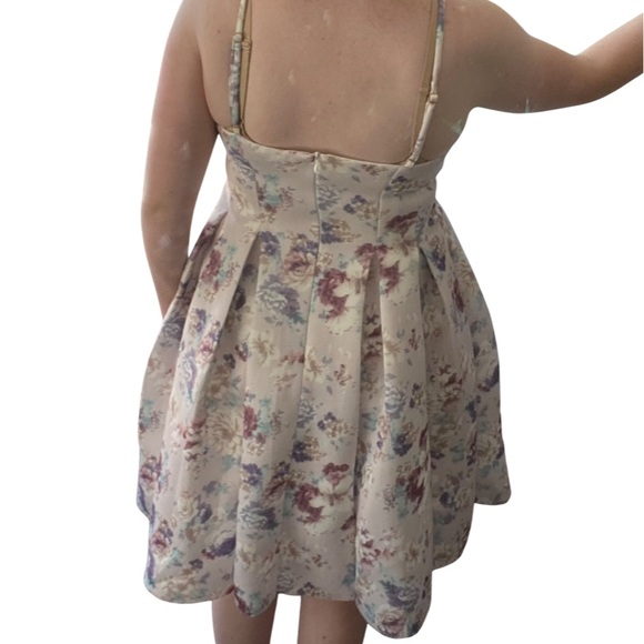 🦋Host Pick🦋 V Cut Cream Floral Flowy Dress with Adjustable Straps - Picture 3 of 8